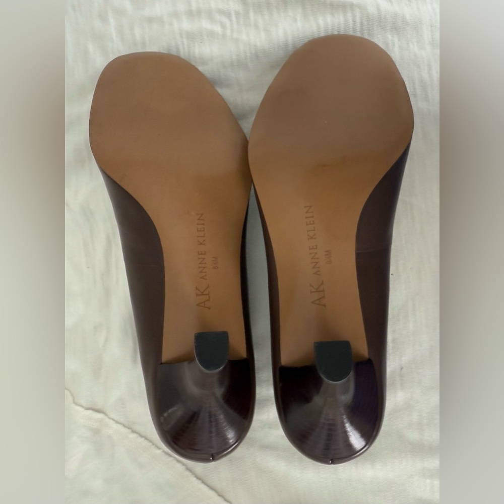 ANNE KLEIN WOMEN’S BROWN LEATHER PUMPS WITH GOLD BUCKLE SIZE 8.5 BRAND NEW - Picture 9 of 11